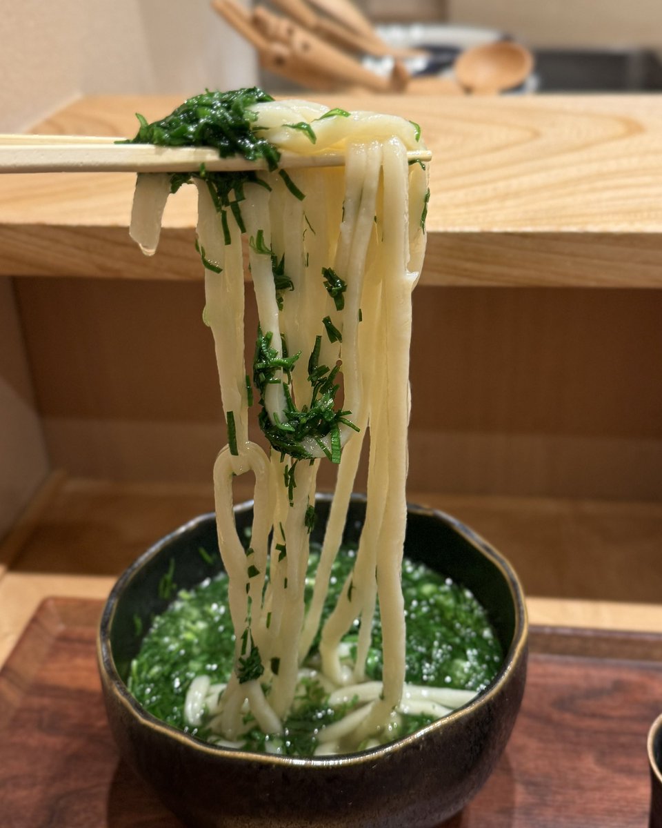ITABASHI2929's tweet photo. 昨日は、第二回 #TEUCHI にも参加されていたニキさんのお店『自家製麺へんくつ』で「にらうどん」を頂いてきました！十条の讃岐うどん いわいさんで基礎を学び浅草手打塾にて粉を学び今年の元日に田町駅にオープンされたとのこと。うどんもお出汁もとても美味しかったです！ごちそうさまでした。 https://t.co/jC0YJiCsY9