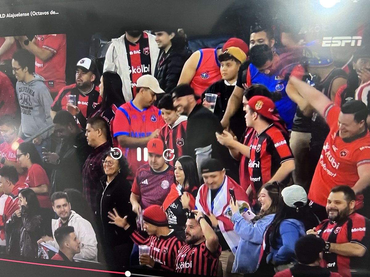 ¿Que hacen cómo 5 amargos con la barra de Alajuelense? 🤣🤣