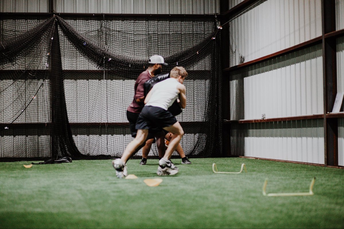 BransonShamble1's tweet image. Spring Break putting in the work.
Linebacker session getting faster, stronger, and sharper every rep. No days off when you’re chasing goals. 💪🏈

#LinebackerTraining #SpringBreakGrind #FootballWork #NextLevel #CantonFootball