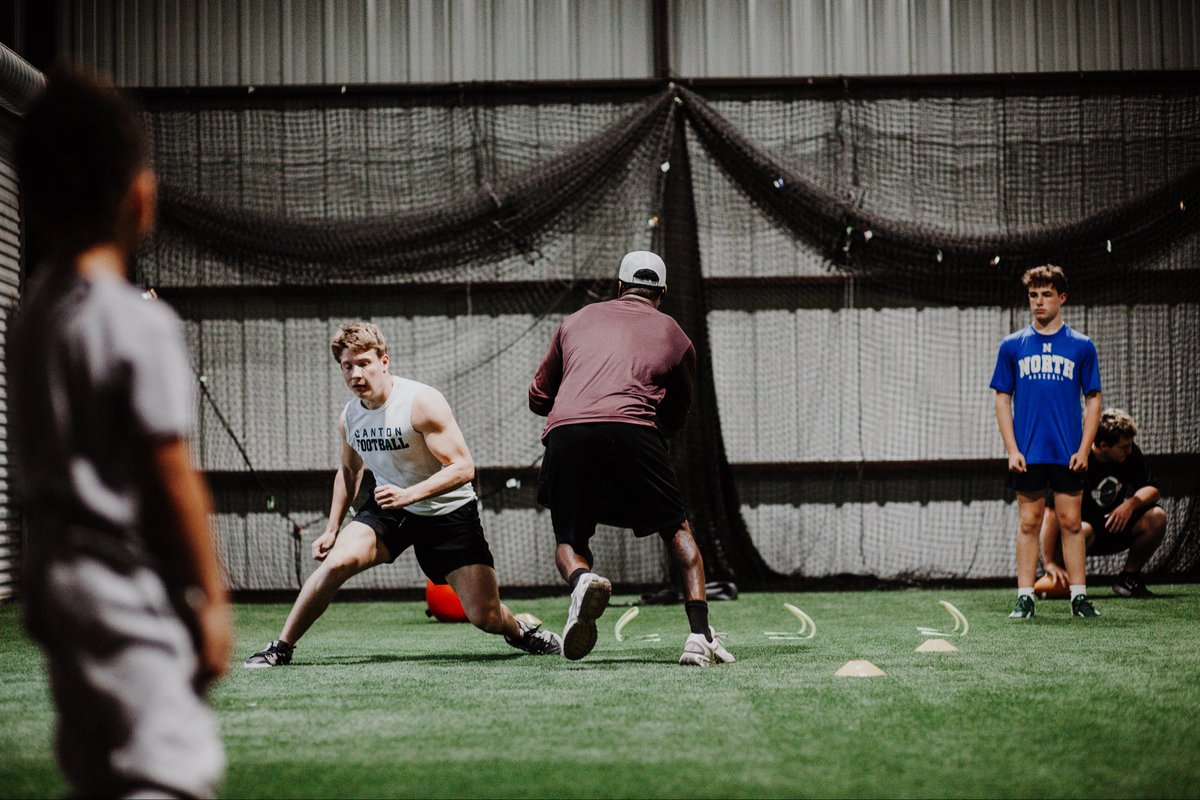 BransonShamble1's tweet image. Spring Break putting in the work.
Linebacker session getting faster, stronger, and sharper every rep. No days off when you’re chasing goals. 💪🏈

#LinebackerTraining #SpringBreakGrind #FootballWork #NextLevel #CantonFootball