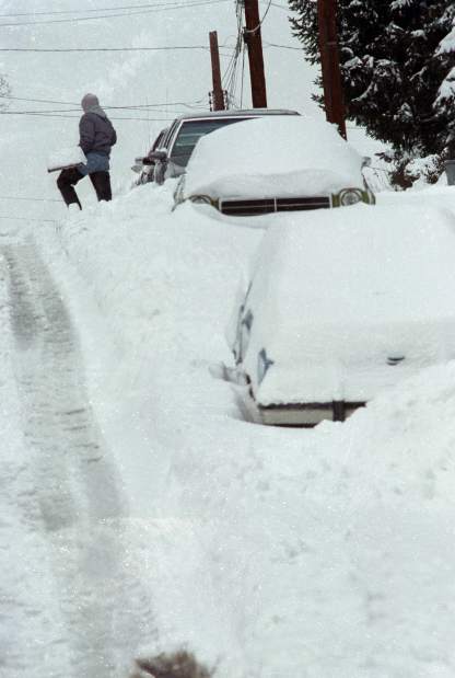 weather_history's tweet photo. March 12-14, 1993:

The "Storm of the Century" slammed the Eastern United States. The dynamic and immense extratropical cyclone brought a wide range of impacts, the most notable of which was blizzard conditions and huge snow totals from New England to the Carolinas.

#wxhistory https://t.co/RI0CahgKdF