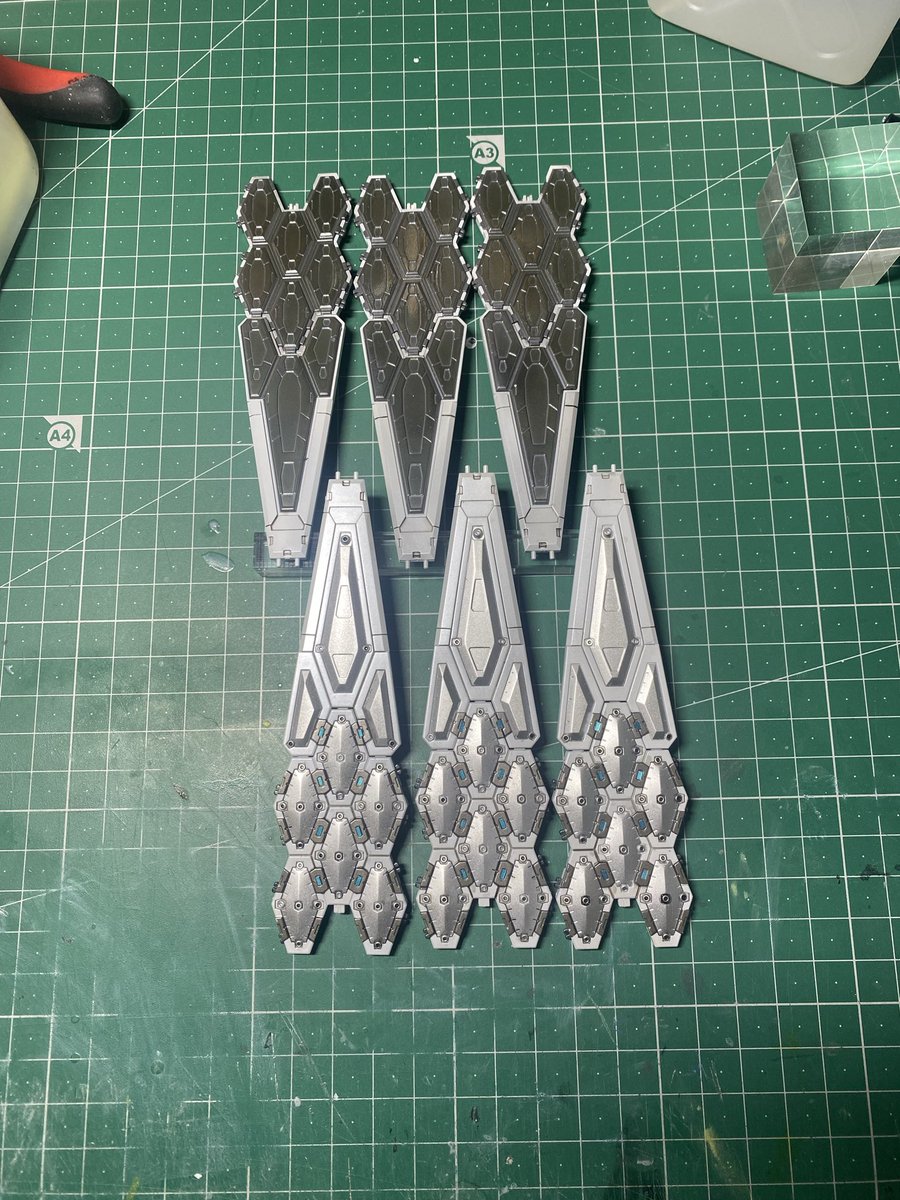 ①先にシルバー吹いて、マスキングテープ貼ってデザインナイフで切り取り…
②接続？ジョイント部分をガンメタで吹いて…
③青竹色で吹いたチップを貼る！(接続している箇所だけ)※未墨入れ

これ6枚やった人はあまりいないと思う

#ガンプラ
#万博ガンダム