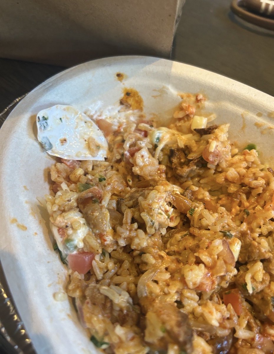 Pioseer's tweet photo. @ChipotleTweets I found a piece of plastic in my bowl n you guys have the audacity not to refund me??? Genuinely ridiculous bro I ain’t eating here no more😂😂 https://t.co/kFnNAFfUKX