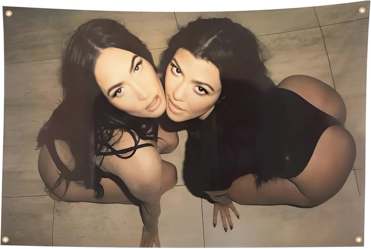 QUEENP0P's tweet photo. megan fox and kourtney kardashian https://t.co/1LnPT4qrN4