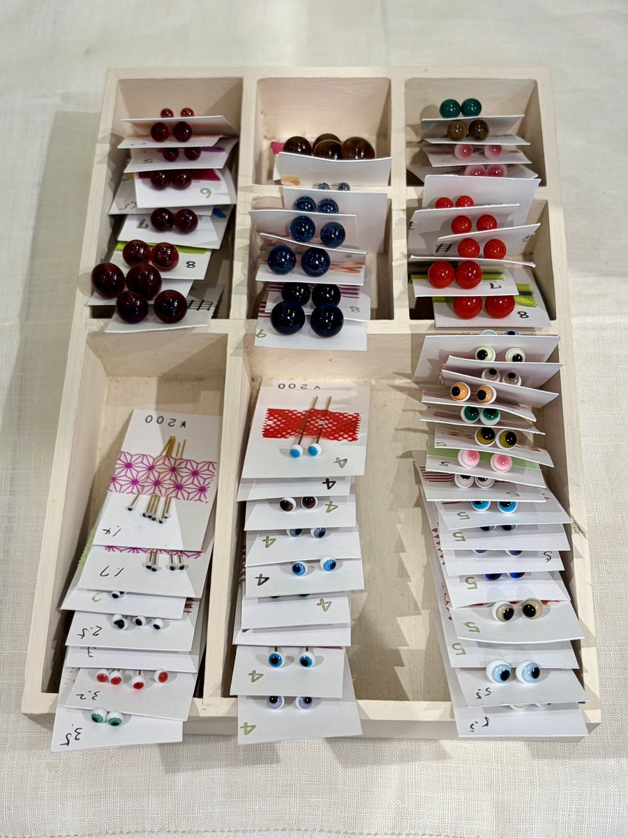 ご好評につき当店では完売となっておりました、Mori’s Bear様のグラスアイ。
たくさん届けていただきました！

瞳孔あり、単色、ポンチ目、いろいろご用意しております👀✨

実際に見てお選びいただける場所はなかなかないと思いますので、ぜひお越しいただき、ご覧くまさいませ🧸

<a href="/mbfsidea2018/">M*B*F グラスアイアカウント</a>