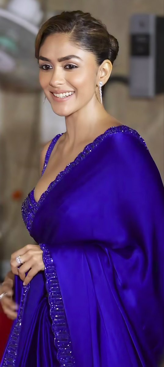 themenvibe's tweet photo. Royal Blue never looked so good. 💎 Mrunal Thakur is pure perfection in this look.
Hashtags: #MrunalThakur #SareeLove #RoyalBlue #BollywoodFashion #EthnicWear #MrunalThakurFans https://t.co/aym8aztyn3