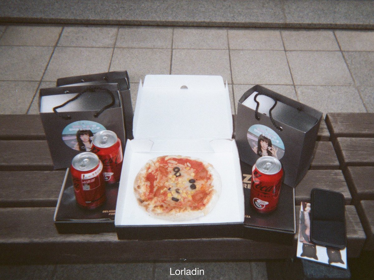 lorladin's tweet image. กล้องฟิลม์น้องกิ ที่เอาไปถ่ายน้องกิอีกที
ขอบคุณน้องกิที่เลี้ยงดูมัมหมีอย่างดีนะคะ
ดีใจที่ได้อยู่ตรงนั้นกับน้องกินะ ครบ 1 ปีแล้ว comeback ต่อได้แน้ววว คิดถึงงง

#1YearWithAOP
SEULGI BNB ANNIVERSARY
#BabyNotBaby
#AccidentallyOnPurpose