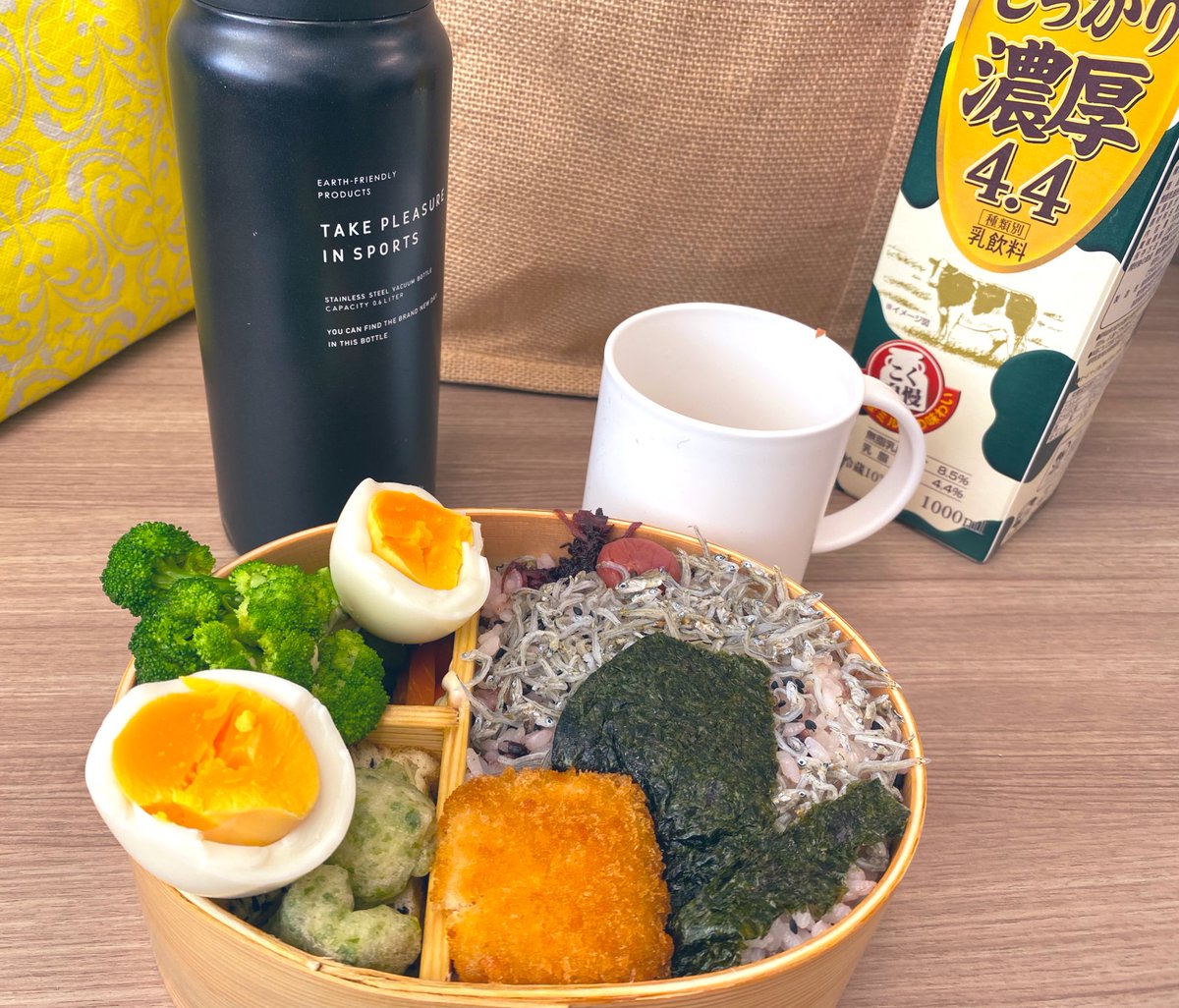 TRAVELMINTS's tweet image. 水曜日、お昼前から腹時計鳴ってた…😓⏰☀️
お弁当いただきます🙏
今日も目いっぱい詰め込んでメガ盛りお弁当です！
じゃこ載せご飯🍚
#お弁当
#お弁当記録
#lunchbox
#牛乳でスマイル