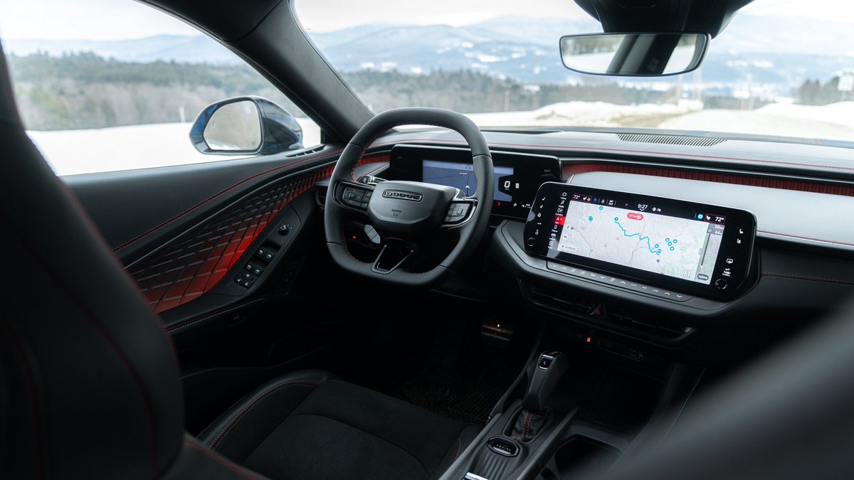 TopGear_JAPAN's tweet image. 新型ダッジ チャージャー R/T試乗。📐

直6ツインターボは426馬力、最高速204km/h。上位版より「レス」なスペックだが、中身は同じドリフトマシンだ。

約790万円〜の「安さ」は妥協か、正解か？V8亡き後のマッスルカーの行方をチェック。🇺🇸🔥 #TopGearJapan #Dodge #Charger
topgear.tokyo/2026/03/86050