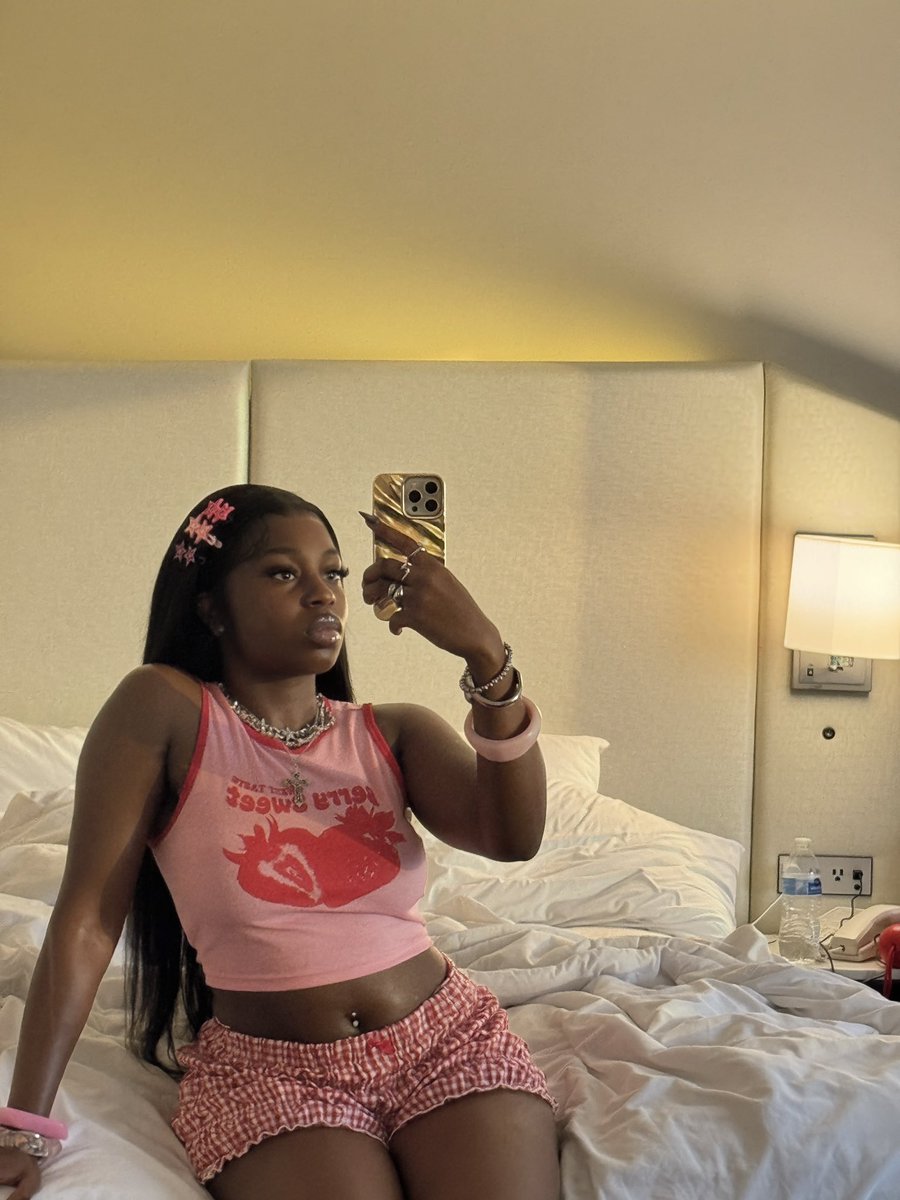 HoelessLola's tweet photo. Pink Barbie doll ayeee https://t.co/IvN5lL3Dz9