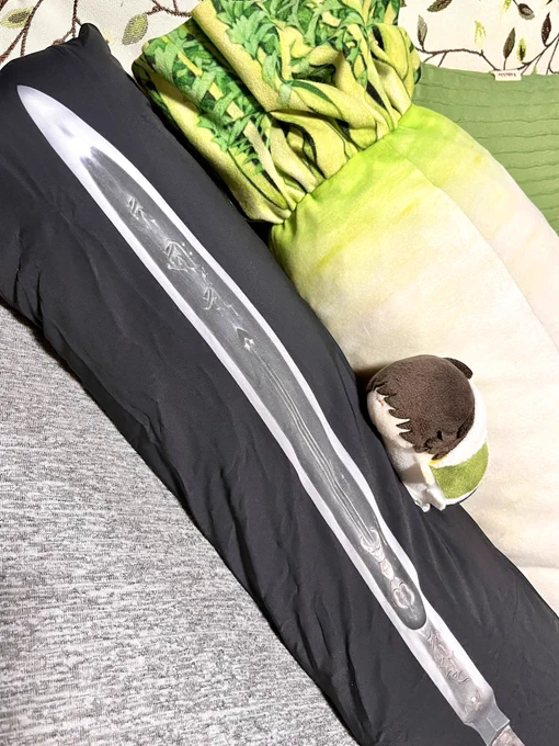 山鳥毛もクッションになっとったんかww>RT

ここで、佐野美術館で買える実物大蜻蛉切クッションの有効活用のご提案を再掲しよう。
人間をダメにする蜻蛉切だよ(小柄な人は松井江でもOK) 