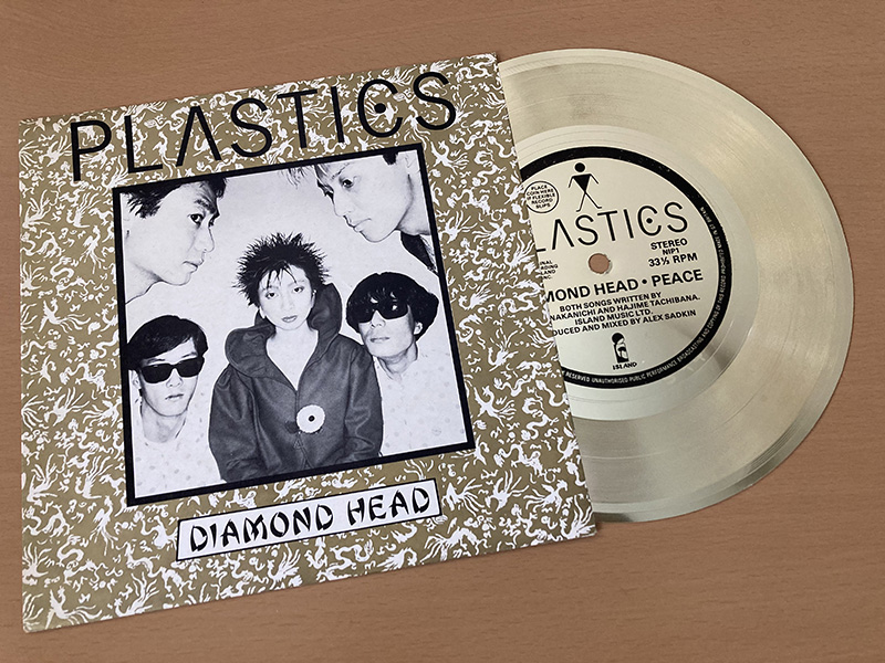 pooxiyo's tweet image. #一生手放したくないお皿
Plastics「Diamond Head」英国盤7"（1981）
英国でのみリリースされた金色の片面ソノシート
Rare vinyl I’d never want to let go of.
Plastics "Diamond Head" UK 7" (1981)
Released only in the UK on gold single-sided flexi-disc.
#Plastics #DiamondHead