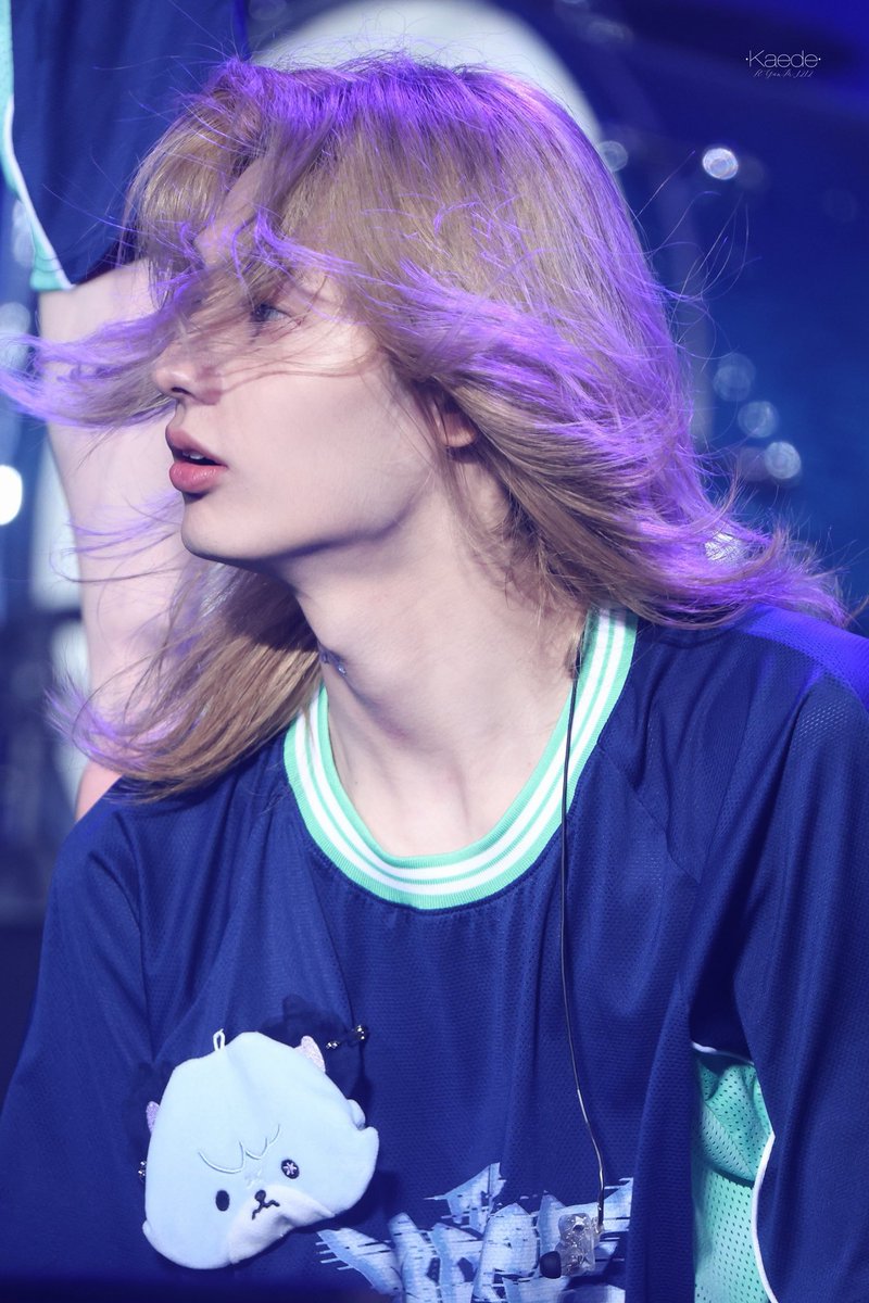 thenightpicnic's tweet photo. 입술 진짜 너무 예뻐ㅠㅠ 이마-코-입술-턱 라인 쭈룰라라다... https://t.co/DRnhC8M6ro