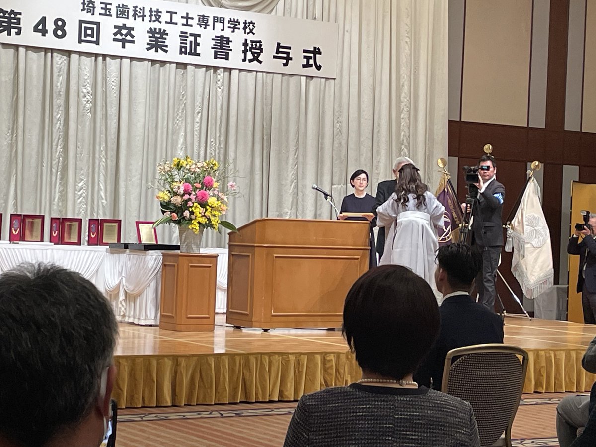 dtcs_dtcs's tweet photo. 3/10は第48回卒業証書授与式と祝賀会が行われました🌸
朝は雪が降っていましたが、天候も無事回復して卒業生全員が無事卒業証書を授与されました😊
卒業生の皆さん、ご卒業、おめでとうございます㊗️
#歯科技工士　#専門学校　#埼玉　#大宮 https://t.co/VCWphZ7m7e