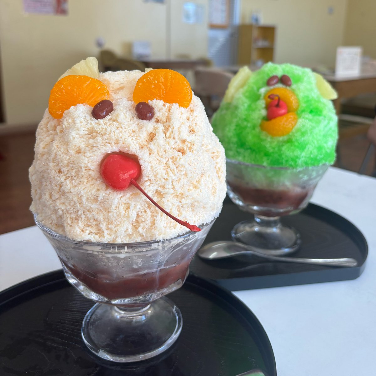 今年初のかき氷‼️沖縄で「白熊(ミニ)」と「金時(ミニ)」です〜。美味しい！ていうか、下に入っている金時の豆🫘も小ぶりで食べやすいし、白玉も最高！