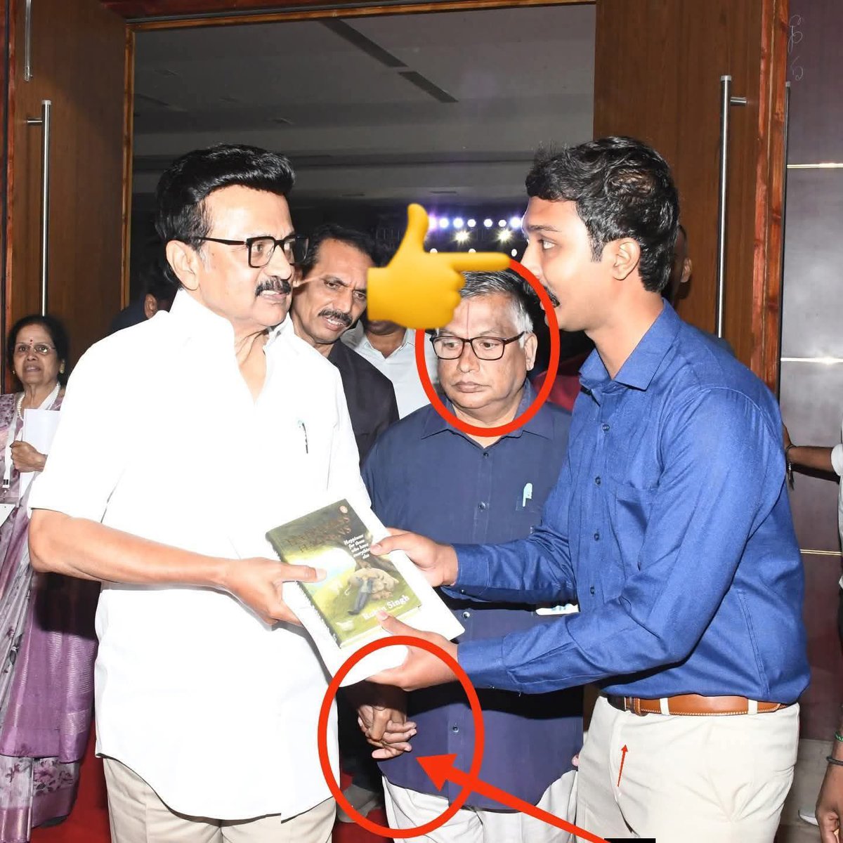 ItsKeeran's tweet image. ஏய் இவன் அவன்ல???

எல்லாரும் எங்கோ ஏதோ ஒரு பாயின்ட்ல இணையுறாங்க 

#peta