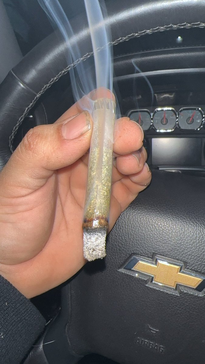 ONG454ss's tweet photo. @TheDonClub Same way I roll now since I can’t roll for shit lol I like it better than stuffing cones . https://t.co/zIZlKt1Iom
