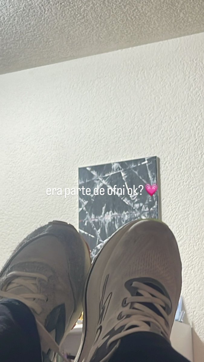 en otras noticias, me fui a la uni con un tenis de uno y otro del otro JAJJAJAJAJAJAJA😭 me di cuenta ya hasta que llegue a mi casa TT