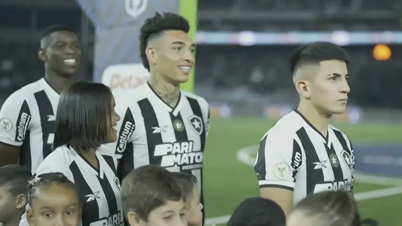 fotosdobotafogo's tweet photo. To pensando em escrever
Uma carta de amor
Em forma de um coração
Ou quem sabe lhe dizer
Que a nossa união foi linda https://t.co/Qv0rO1uMaZ