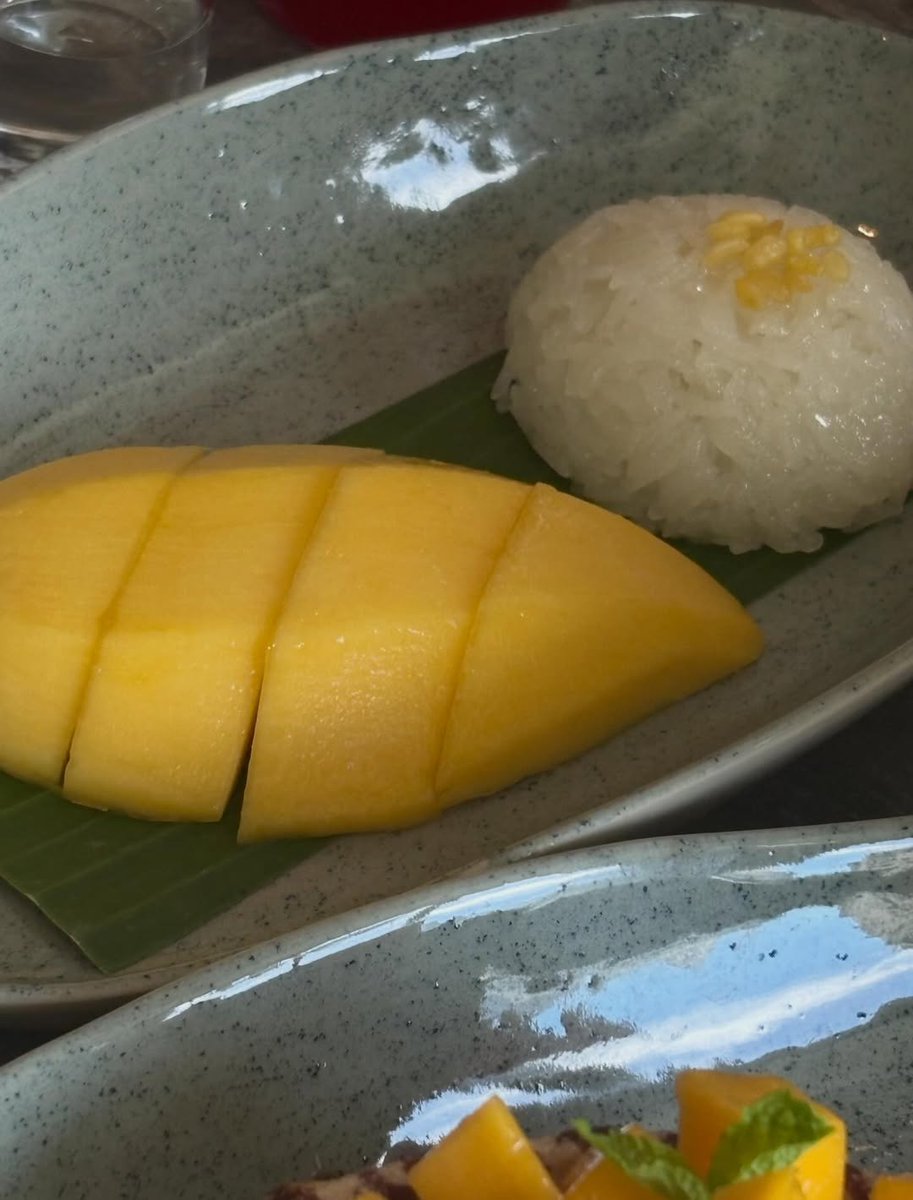 วันนี้ก็จะมีความสุขหน่อย ๆ ไม่มากไม่มาย ยิ้มมุมปากเล็ก ๆ แบบจะถึงหู