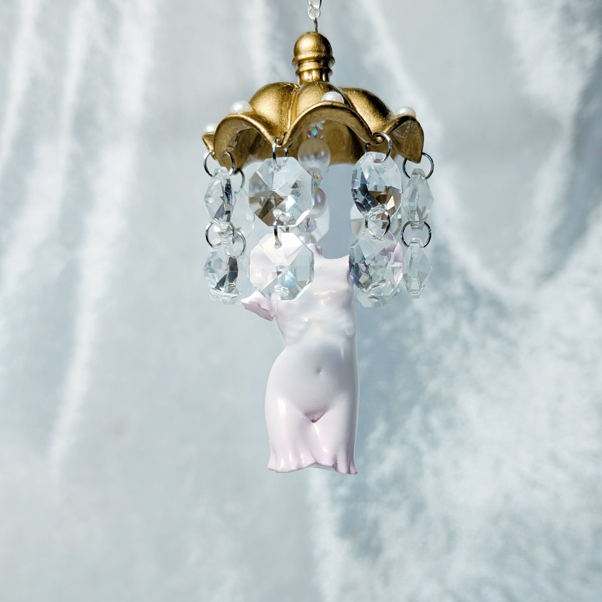 現在、ラフォーレ原宿 B0.5F
「#愛と狂気のマーケット」にて
RUNA POPUP（3/1~4/30）出店中 🌹

売り場を広げて展開し
ネックレスは裏面に全種類を並べています✨
オンラインでは伝わらない質感をじっくりご覧いただけます。

ドールシャンデリアも少量展示販売💍
<a href="/aitokyouki/">愛と狂気のマーケット</a>