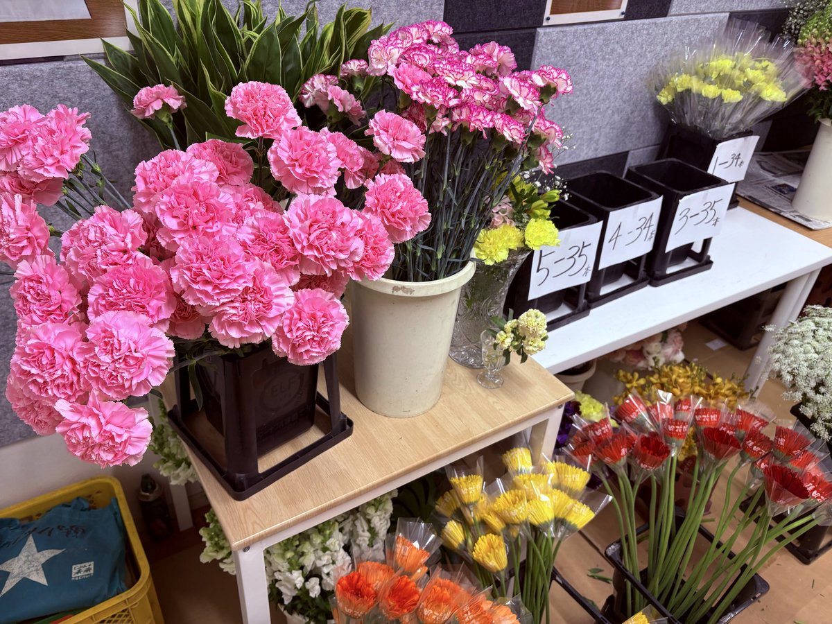 9reeen's tweet photo. やっ���きました卒業式シーズン！
お花のラッピング今年も心をこめて頑張ります😌✨ https://t.co/TLXdfSBvkq