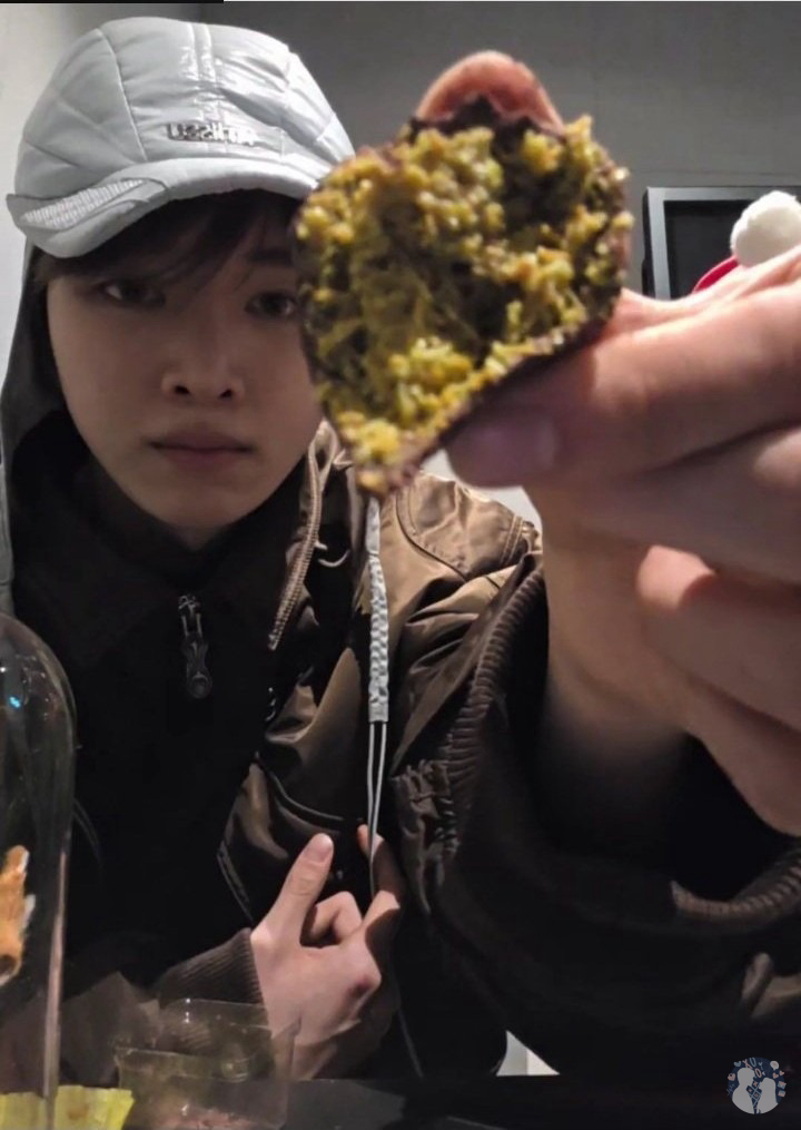 bxg! Bambyeol as pasangan penggila dubai cookies

Yang masak                       Yang ngabisin