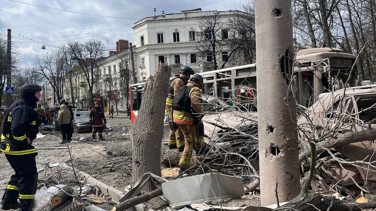 По поводу Брянска и удара по военному заводу который "нас то за что" называют террористическим.
Это один из примеров за что. Прошлый год. Суммы. Вербное воскресенье. Удар по центру города. 37-мь погибших 124 раненых. Ни одного военного объекта рядом. 
Так кто террорист?