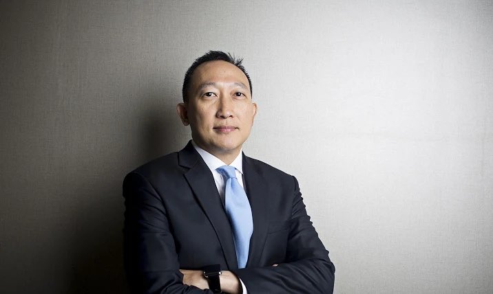 ขณะนี้สิงคโปร์ได้จับกุม Eugene Tang ที่มีความเชื่อมโยงกับเครือข่ายมิจฉาชีพ Mauerberger แล้ว จุดสนใจจึงมุ่งไปที่ความสัมพันธ์ระหว่าง Tang, วรภัค ธันวีรวงศ์ อดีตรัฐมนตรีว่าการกระทรวงการคลังของไทย และ George Azar ซีอีโอของ Sotheby’s Realty ในดูไบ 1/3