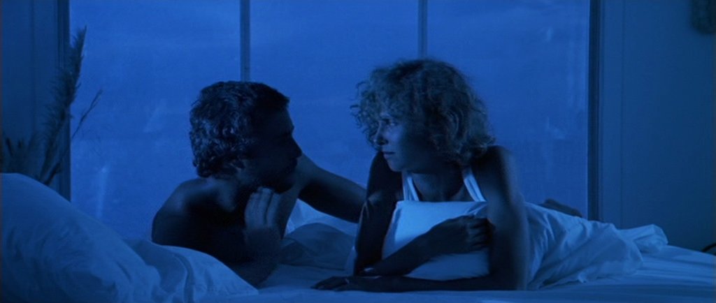 LeJezza_'s tweet photo. Vu Manhunter de Michael Mann.
La mise en scène froide et mécanique de Mann colle assez bien au récit de Thomas Harris, même si le réalisateur se désintéresse rapidement du mythe Hannibal pour plus inscrire son film dans une lignée de thriller esthétique à la sauce années 80. https://t.co/pokMy1S7J1