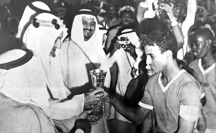 غير صحيح لم يستلم الاتحاد كؤوس من جميع الملوك حيث لم يستلم اي كأس من الملك عبدالعزيز رحمه الله ولا من الملك خالد رحمه الله

📝 مع التذكير ان البطولات الرسمية لم تبدأ الا مع فترة حكم الملك سعود في عام 1957 الى يومنا هذا

لذلك الملك سعود هو اول ملك حضر مع بداية الاتحاد السعودي