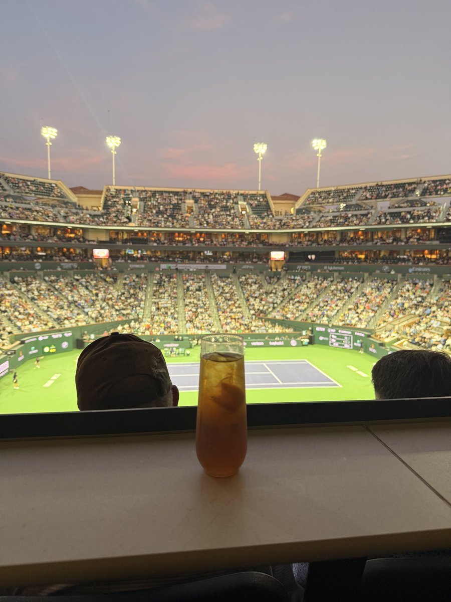 MrsHotAsh's tweet photo. A great time at the BNP Paribas Open 🎾🎾🎾 https://t.co/mFF1W6OCFL