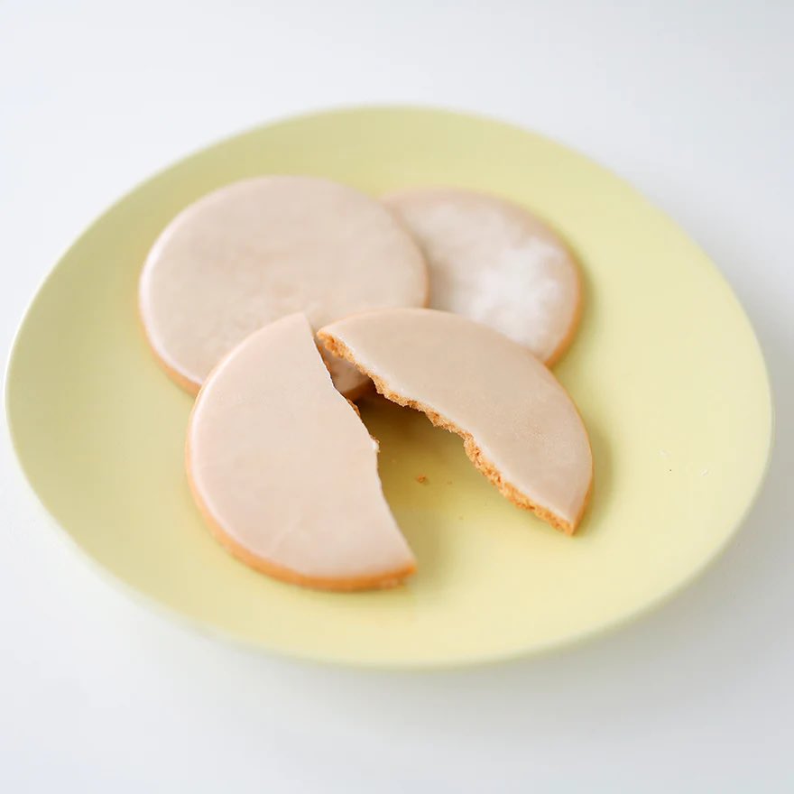 ティータイムにおすすめのクッキーの食べ比べ。
爽やかなレモンアイシングのレモンクッキーと、フランボワーズとキルシュのアイシングをかけたスーリールクッキーです。
きゅっと甘酸っぱいレモンと、華やかなフランボワーズの味わい。
紅茶と一緒にゆっくり楽しみたいクッキーです。