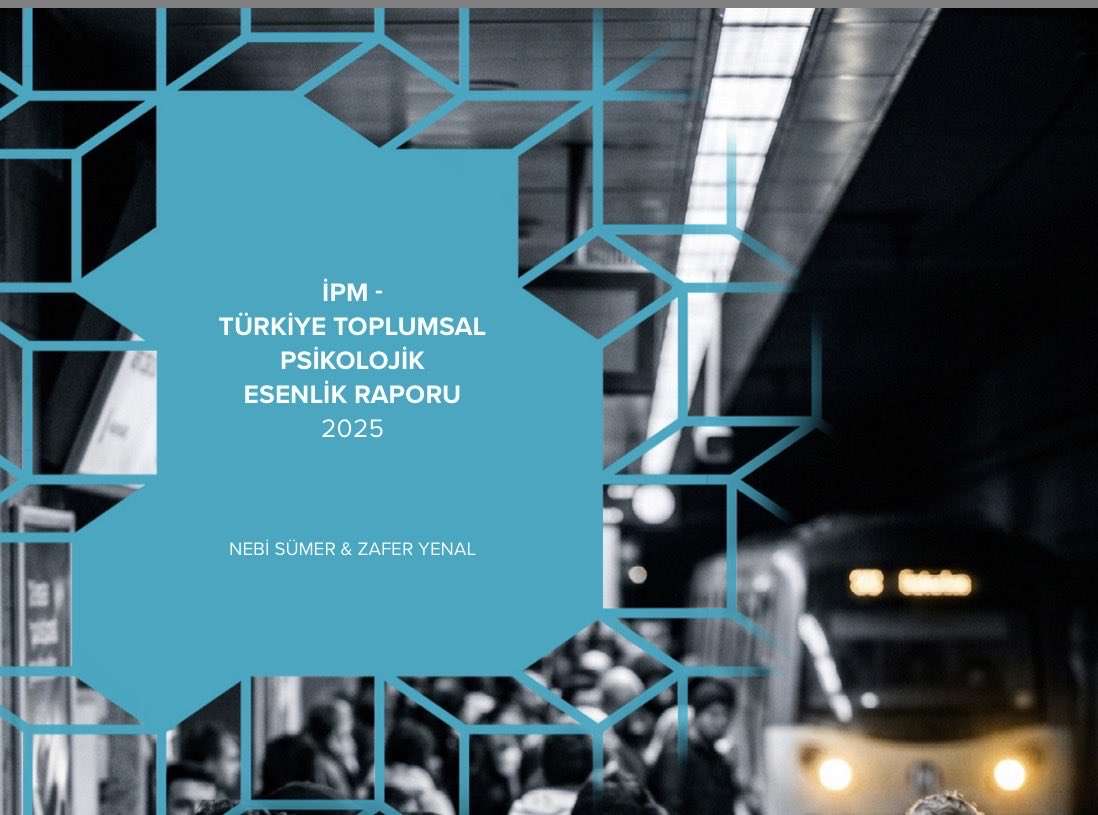 ✔️Türkiye’nin mevcut sosyo-psikolojik durumu  düşük yaşam doyumu ve bunun sürdürülebilir dengeye dönüşmüşlüğüdür. 
✔️Toplum ne yüksek bir öznel refah düzeyine ulaşmakta ne de açık bir çöküş yaşamaktadır. ✔️Memnuniyetsizlik, kolektif iyileştirme kanallarına yönelmek yerine