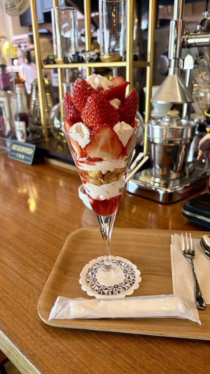 Zeroro1000SX's tweet photo. 念願のいちごパフェ🍓✨
#CafeRST https://t.co/oGZhFzT3GK