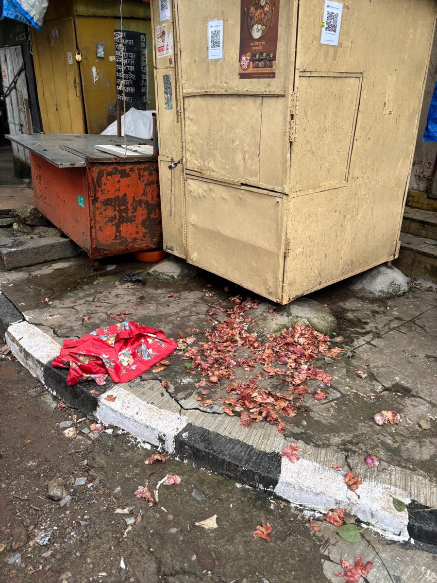 Jacob_circle's tweet photo. C garbage near ths stall y r V paying #tax 4 ths illegal stal @mybmc plz remove ths stall @MumbaiPolice @maha_governor after givng complaint to @mybmcWardE NO action @TawdeRitu @BJP4Mumbai @Dev_Fadnavis @mieknathshinde @VarshaEGaikwad @mybmchealth @Petition_Group @YaminiYJadhav https://t.co/jOdLiP8z8b