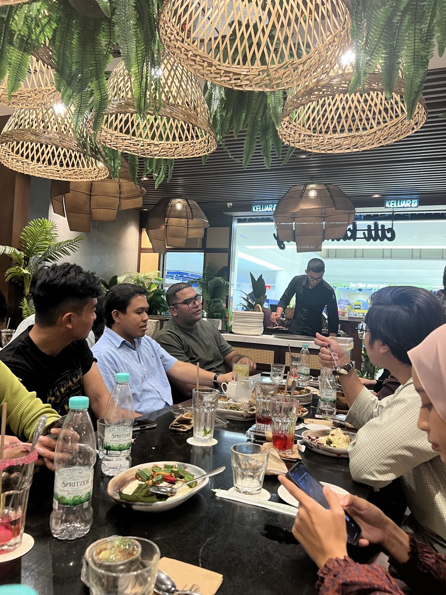 RojakBytes's tweet photo. First Rojak Bytes team meet-up with Strategic Counsel.

Iftar with good food, nice people and great conversation! 

Just a small gathering… but maybe the beginning of something bigger. 😉✨ https://t.co/R8bAq6r5rU