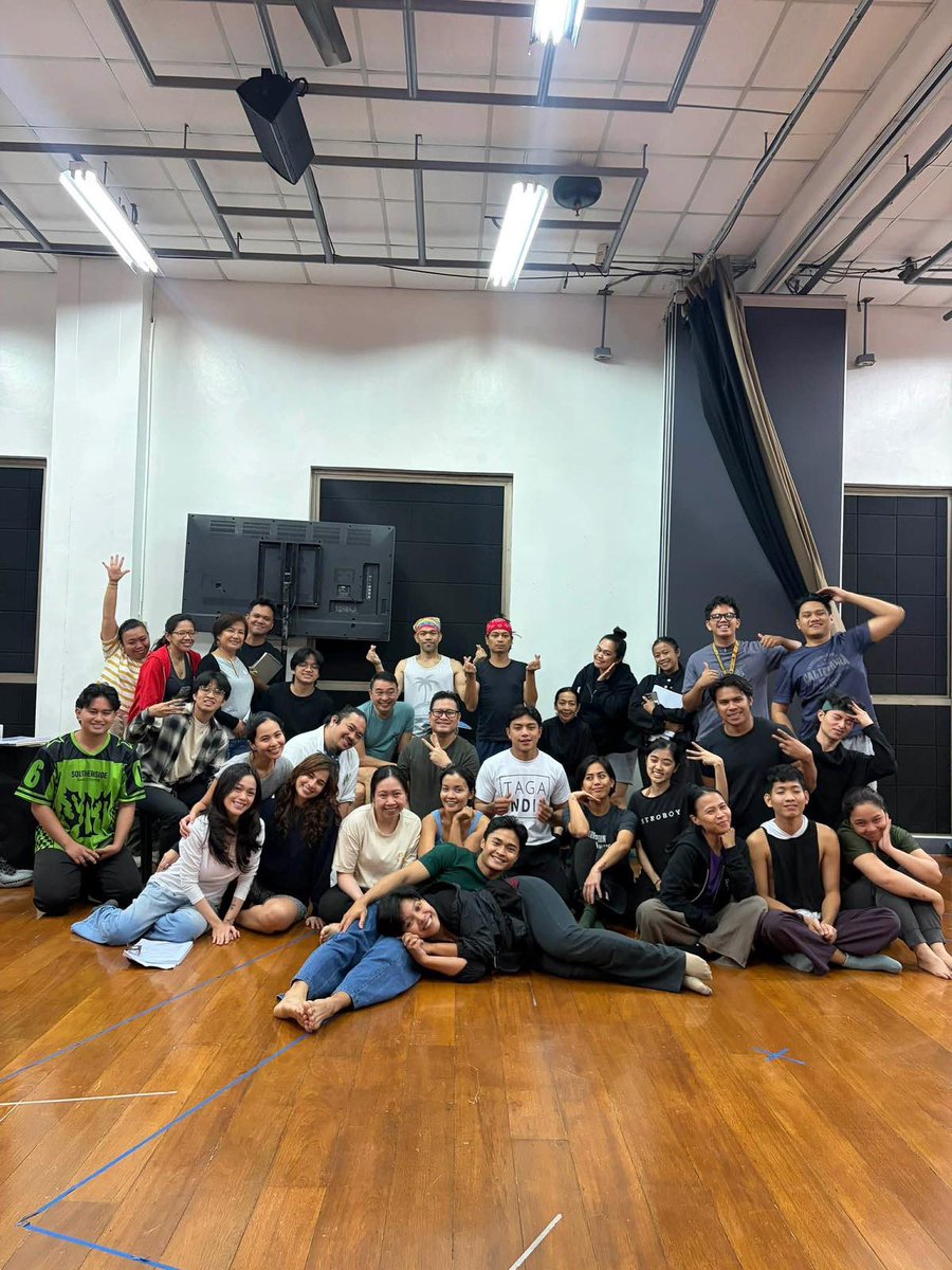 Sparkle_GMA's tweet image. Who’s excited to watch Royce bring his character, Leo, to life in #ENDO2026? Catch it on stage this April–May 2026 at PETA Theater Center. ✨

Check out these rehearsal snaps!

Grab your tickets today!
🎟️🔗: ticket2me.net/Endo

#RoyceCabrera