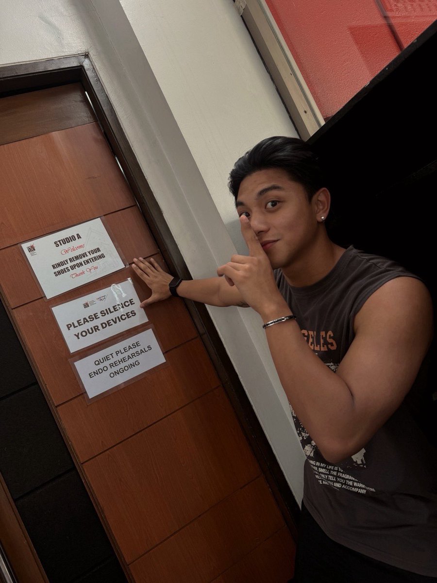 Sparkle_GMA's tweet image. Who’s excited to watch Royce bring his character, Leo, to life in #ENDO2026? Catch it on stage this April–May 2026 at PETA Theater Center. ✨

Check out these rehearsal snaps!

Grab your tickets today!
🎟️🔗: ticket2me.net/Endo

#RoyceCabrera