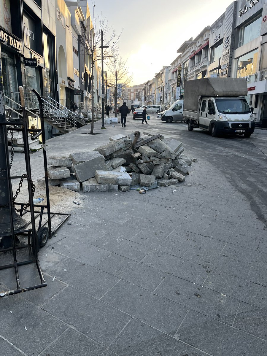 trker_turan's tweet photo. Yol yapıldı ama iki gündür yolun ortasında kayalar duruyor. Arabalar tıkanıyor. Kavga çıkma noktasına geliyor. Lütfen buraya bir çözüm bulun
@istanbulbld @Bunyamindemirdr @IBBcozummerkezi @Gungorenbld https://t.co/h3bfvO6lt0