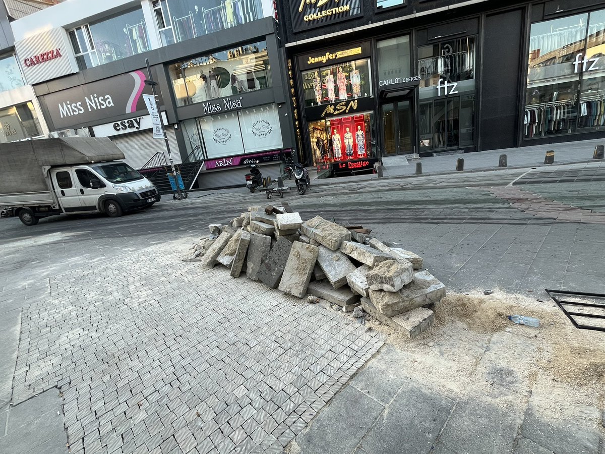 trker_turan's tweet photo. Yol yapıldı ama iki gündür yolun ortasında kayalar duruyor. Arabalar tıkanıyor. Kavga çıkma noktasına geliyor. Lütfen buraya bir çözüm bulun
@istanbulbld @Bunyamindemirdr @IBBcozummerkezi @Gungorenbld https://t.co/h3bfvO6lt0