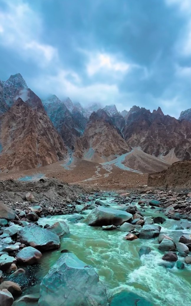 MananHnz's tweet image. Sost is freezing again !!
Where the mountains whisper cold winds and life continues with resilience. #Sost #Hunza #WinterInMountains