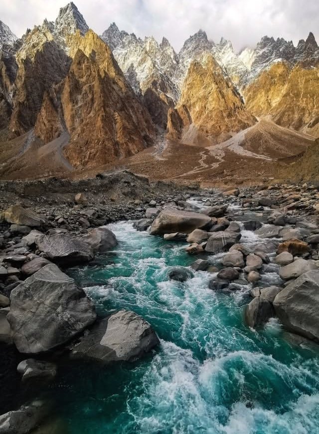 MananHnz's tweet image. Sost is freezing again !!
Where the mountains whisper cold winds and life continues with resilience. #Sost #Hunza #WinterInMountains
