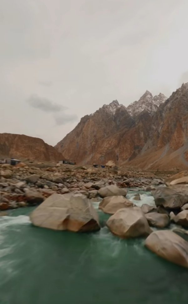 MananHnz's tweet image. Sost is freezing again !!
Where the mountains whisper cold winds and life continues with resilience. #Sost #Hunza #WinterInMountains