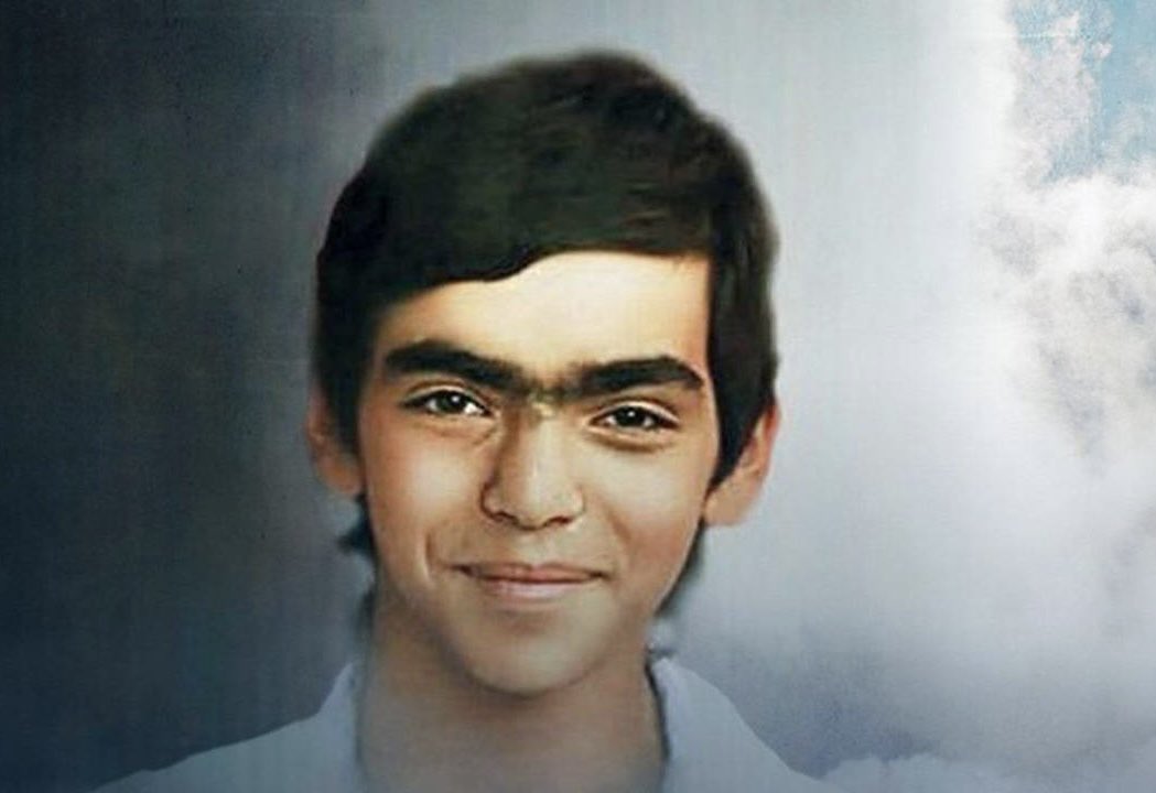 turkan_elci's tweet photo. Berkin’in, İsmail’in, Cemile’nin, Ceylan’ın gözleri birbirine benzer
hepsi aynı anadan aynı aynadan bakar
gibi, 
biri sokak ortası diğeri etek kırmızısı, 
hepsi ötekinin ötesi
kes, deş, altında bir acı figan hepsinin
siyahtır derisi
…
çocuk nasıl gömülür var mıdır özel duası bana okusa birisi birisi
ana sütüyle yıkandılar, ölü yıkayıcının bitmiş sabun kokusu
…
hoca mı? ölü yıkayıcısı mı? aman her neyse
bağırıyor gitmiyor, gitmiyor, yıkıyorum
yıkıyorum, gitmiyor, çocuklarda var süt kokusu
…
tuz ıslaktır tuz ıslaktır, tıfal, etfal, infial!
süt kokusuyla muktedir müntehirdir kendi
avlusunda #berkinelvan