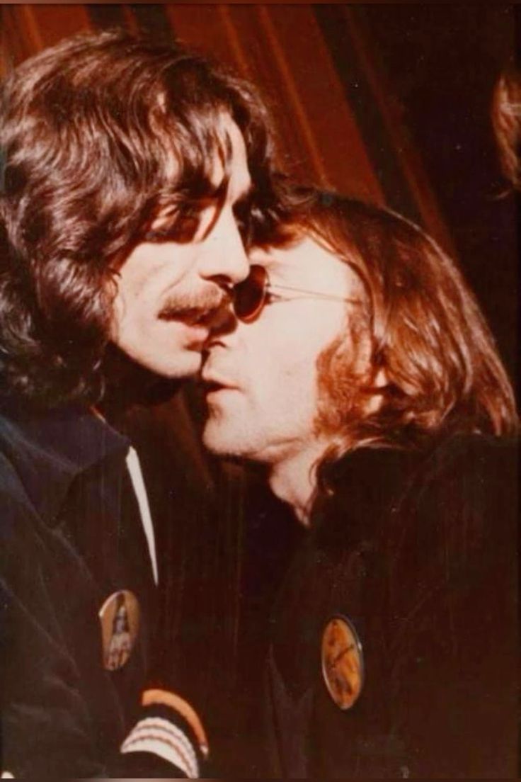 John Lennon and George Harrison in December of 1974 

the last known photo of them together 💔