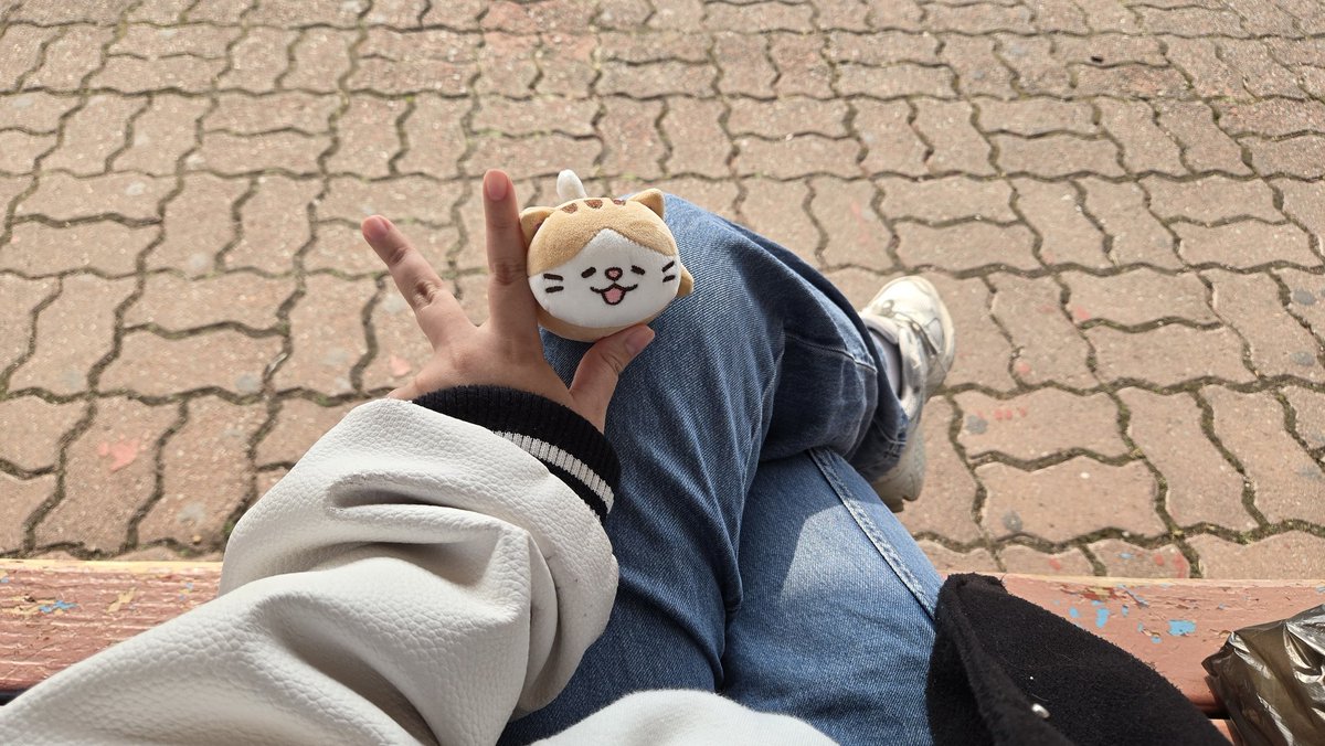 bomkkulbeol's tweet photo. 교양이 끝나고 타코야끼를 사서 버스를 기다리는 쵸노입니다!
 教養が終わって、たこ焼きを買ってバスを待っているチョノです！
#타코야끼 #대학 #대학생 https://t.co/l6XKfYJJCV