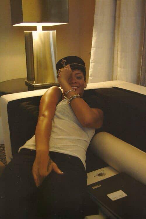 2h da manhã e eu continuo aqui
QUEM DEFENDE A RIHANNA NÃO DORME!!