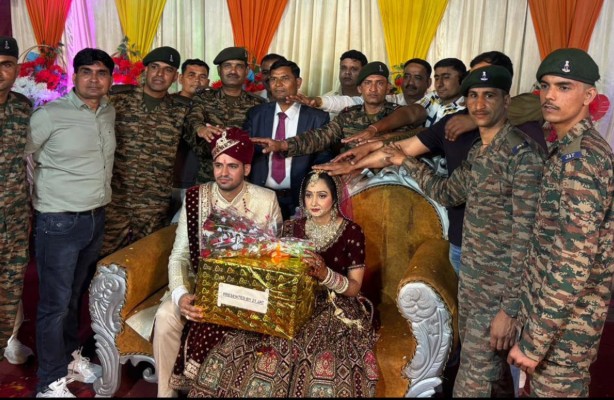 pawanks1997's tweet image. बागपत में साथी फौजी की मौत के बाद 21 जाट बटालियन के जवानों ने  पिता का फर्ज निभाया। उन्होंने बेटी की शादी में 6.10 रुपये देकर कन्यादान किया और अपनी हथेलियों पर दुल्हन को चलवाते हुए स्टेज तक लाए। #baghpat #jatregiment