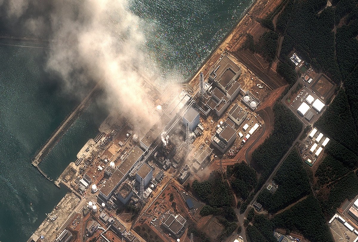 bianconoce's tweet photo. ＜あの日 あの時から １５年＞

「台湾有事」だ「防衛力強化」だ…と煽って 防衛予算倍増

海岸に「原発」並べて「国土防衛」ですか？

国民の生活より、防衛力強化が優先？

「女性初」だから？　「何かやってくれそう」だから？

「極右」を選んだ責任は……

これで良いのか？ ニッポン

黙祷 https://t.co/oV1Mi3I7h0